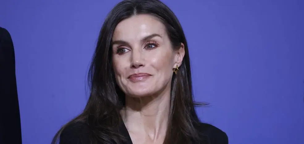 La regina Letizia indossa un elegante outfit al concerto in memoria