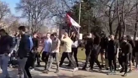 Studenti al Pionirski Park e l’assenza del maiale alla griglia