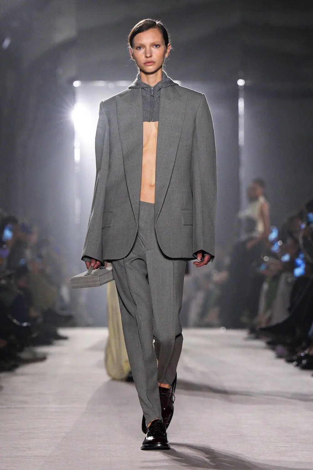 Victoria Beckham presenta la sua collezione autunno 2025 prêt-à-porter