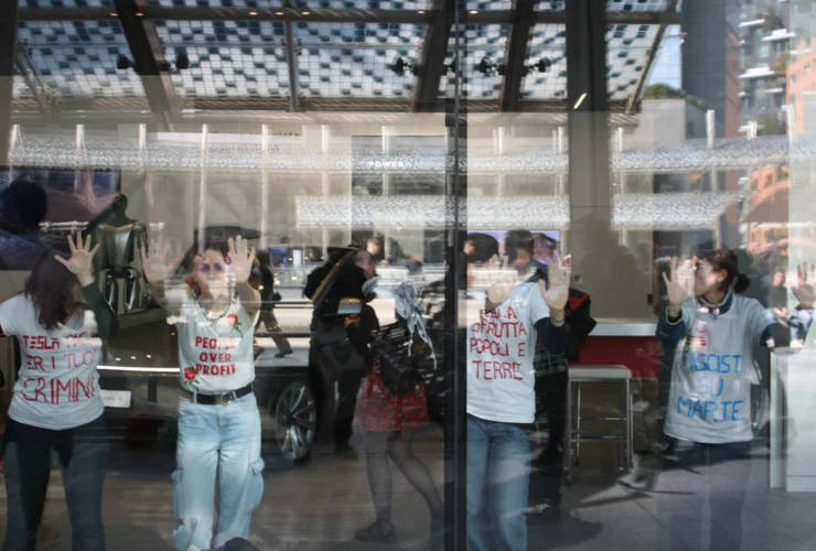 Attivisti bloccano le vetrine del negozio Tesla a Milano