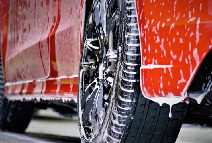 Come lavare l’auto evitando quattro errori costosi