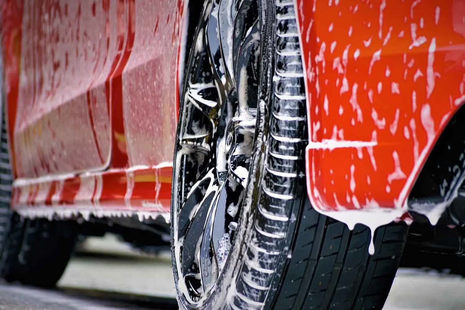 Come lavare l’auto evitando quattro errori costosi