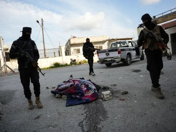 Il massacro dei lealisti di Assad: la scia di cadaveri in Siria