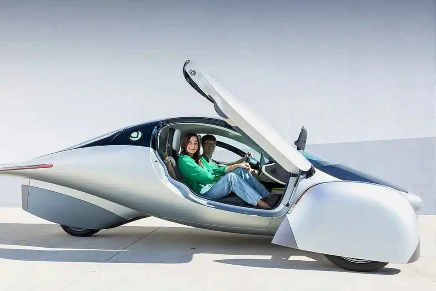 Aptera: l’auto elettrica che cattura l’energia del sole