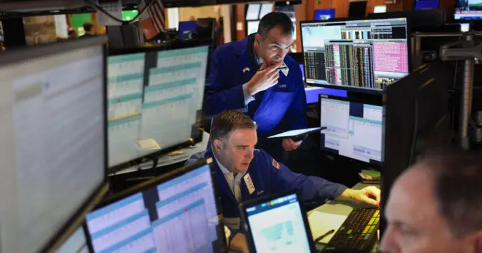 La paura dei dazi affonda Wall Street: il crollo di Tesla