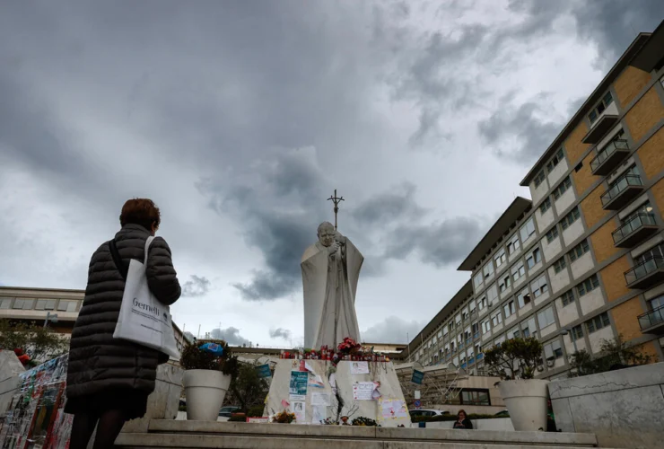 Prognosi del Papa in miglioramento, ma cautela è d’obbligo