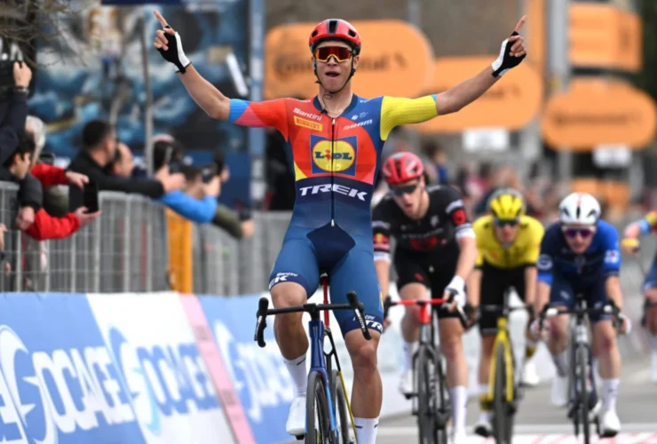 Jonathan Milan conquista la seconda tappa della Tirreno-Adriatico
