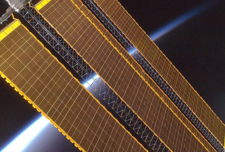 Un pannello solare d’oro nello spazio: innovazione preziosa