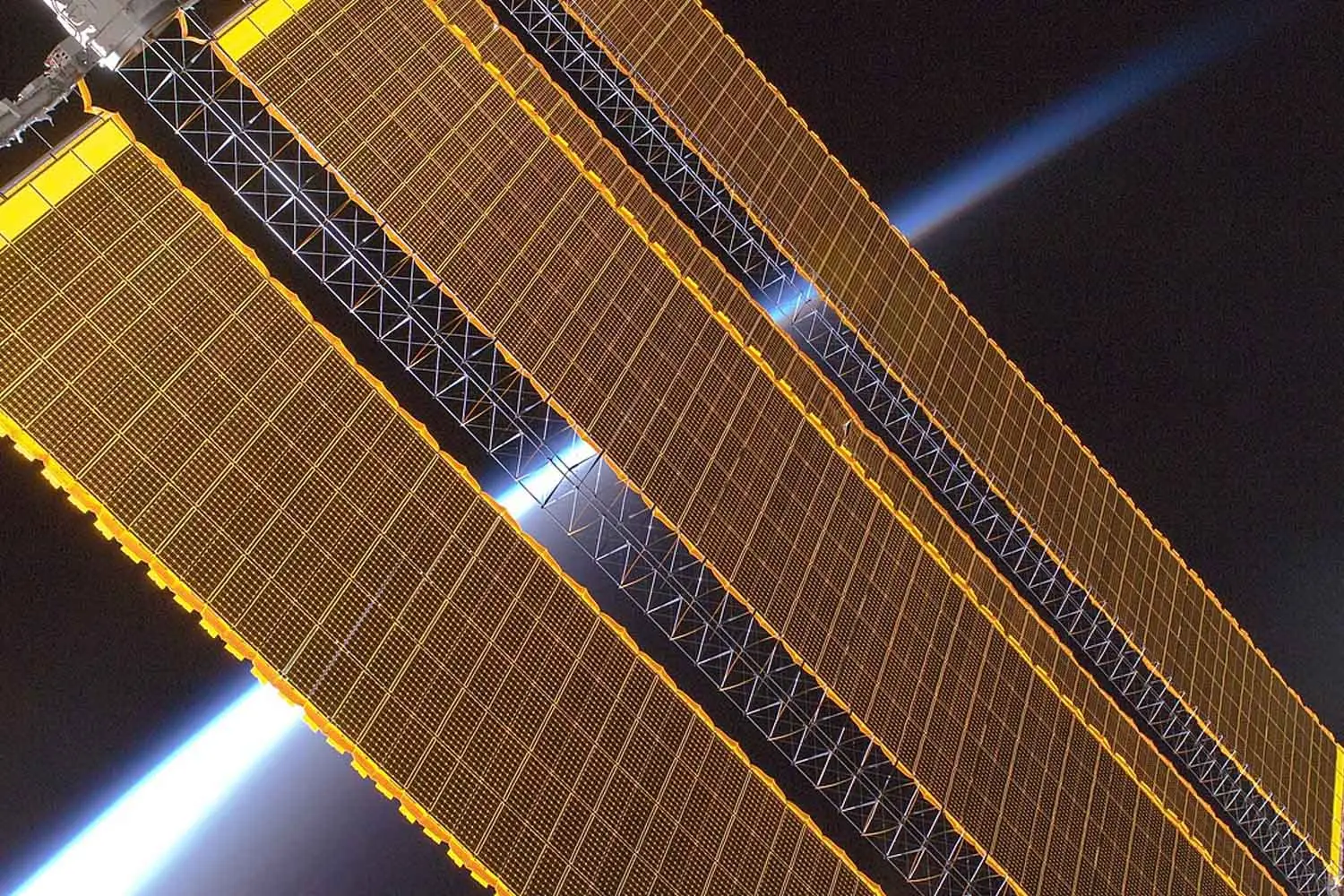 Un pannello solare d’oro nello spazio: innovazione preziosa