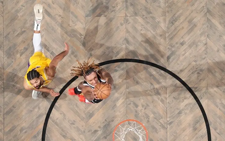 Haliburton fa magia: canestro da quattro punti piega Milwaukee
