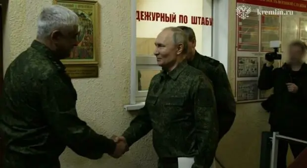 Putin in uniforme tra le truppe del Kursk: «Battiamo il nemico»