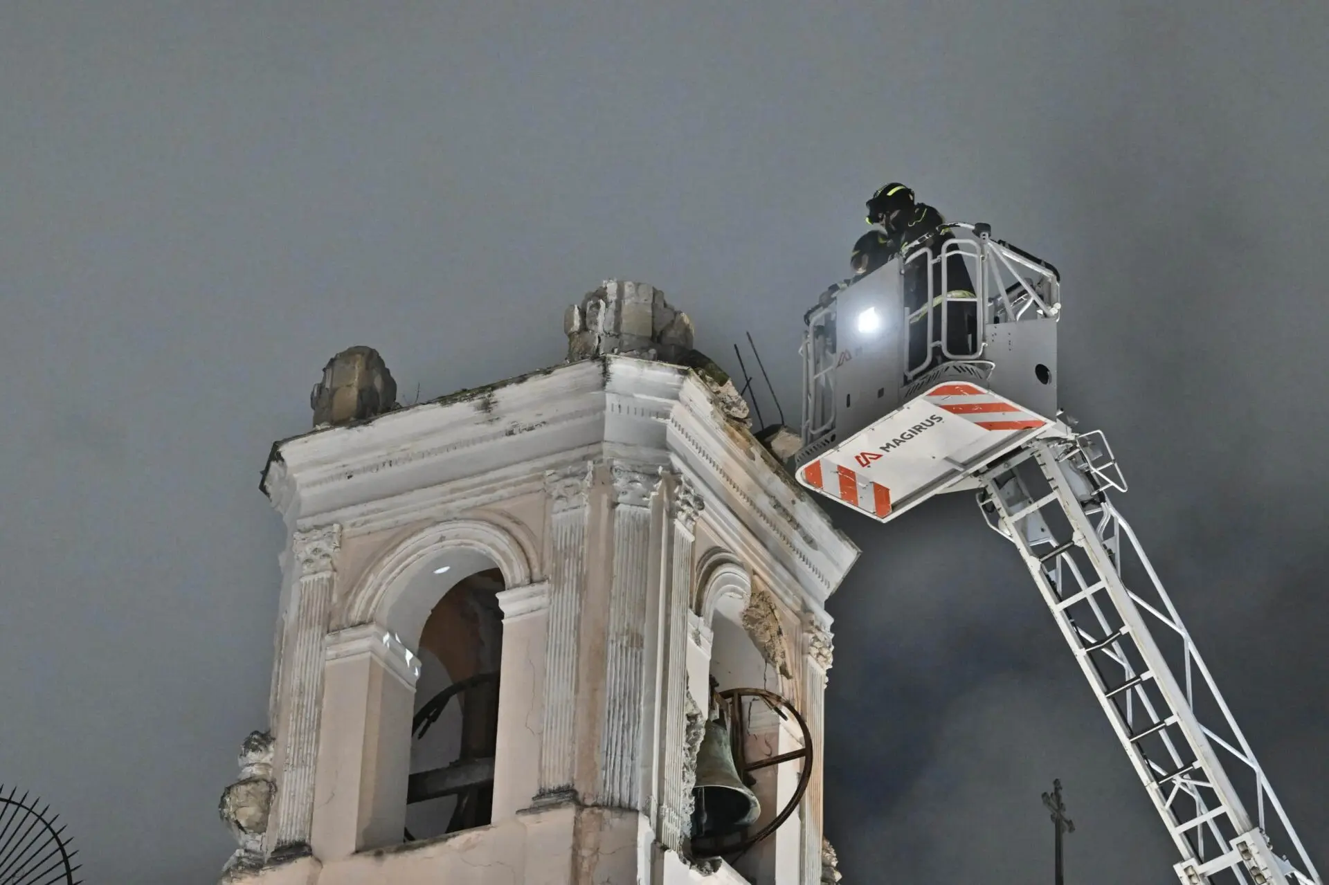 Terremoto a Napoli: crolli e salvataggi documentati in video