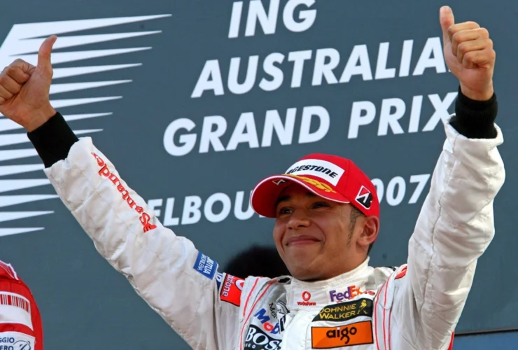 Il debutto dei piloti in Formula 1: Hamilton trionfa, Verstappen out