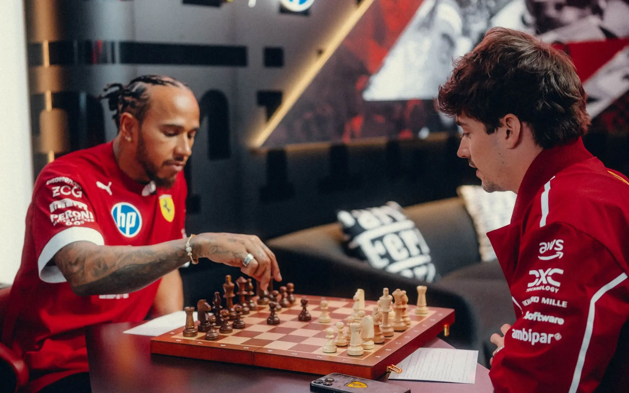 Ferrari, Hamilton e Leclerc: strategie di scacchi in pista