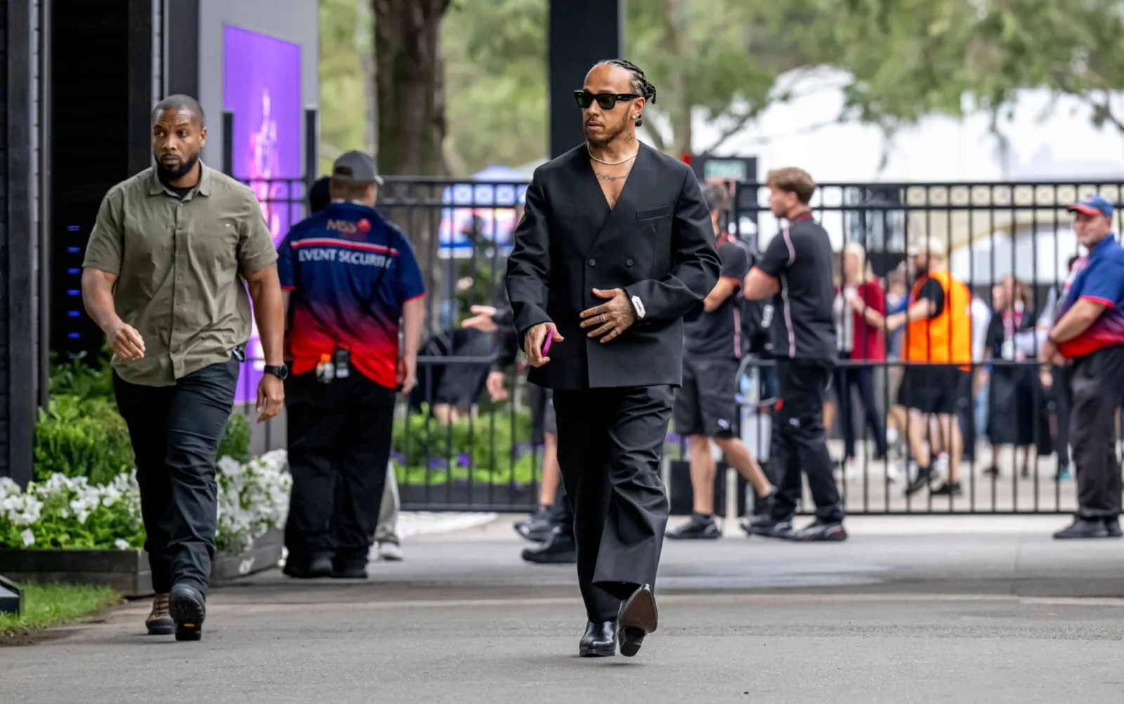 I look di Hamilton in Australia: giacca senza camicia e scarpe audaci