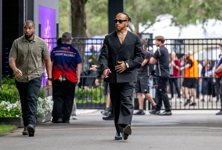 I look di Hamilton in Australia: giacca senza camicia e scarpe audaci