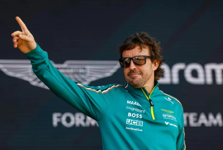 Alonso in testa: i piloti di F1 2025 con più gare all’attivo