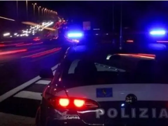 Incidente a Milano: tragica morte di una donna anziana entre un’auto e l’ascensore