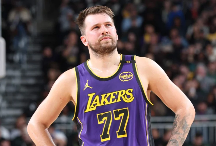 Morant brilla con 44 punti, ma Cleveland trionfa all’ultimo respiro