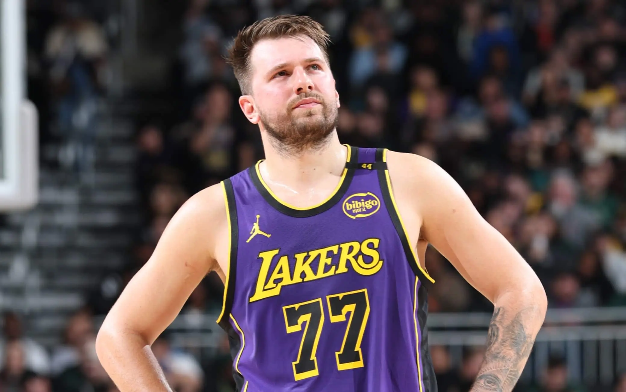 Morant brilla con 44 punti, ma Cleveland trionfa all’ultimo respiro