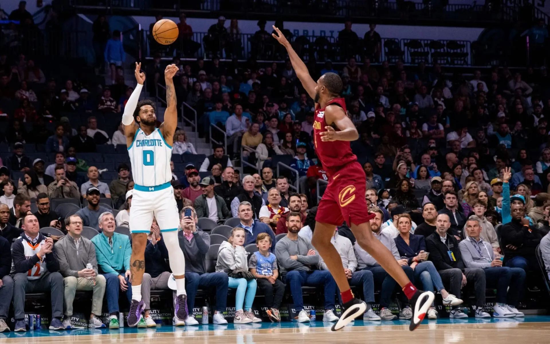 Donovan Mitchell stende Banchero con una schiacciata spettacolare