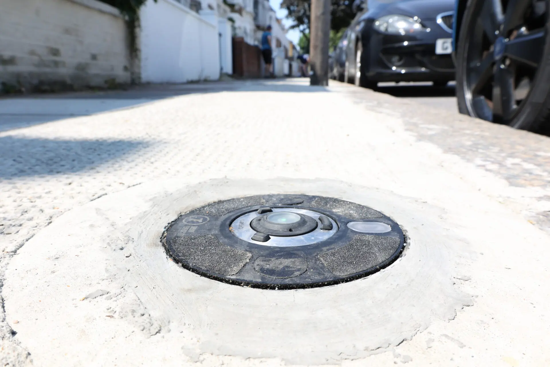 Londra aggiunge 570 caricabatterie ‘flat and flush’ ai marciapiedi