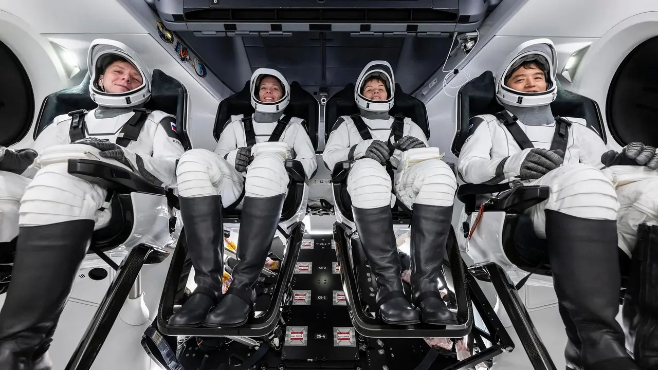 Gli astronauti di Crew-10 approdano alla ISS, il rientro si avvicina