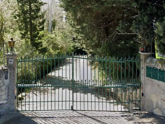 Marito e moglie trovati senza vita in una villa a Verona