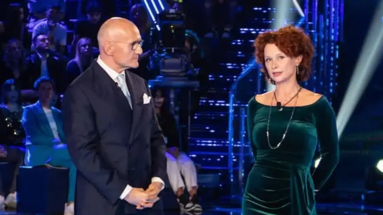 Tensione tra Signorini e Beatrice Luzzi nella pausa pubblicitaria