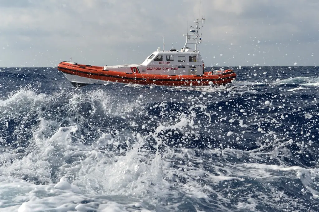Tragedia a Lampedusa: morti e dispersi dopo il naufragio migranti