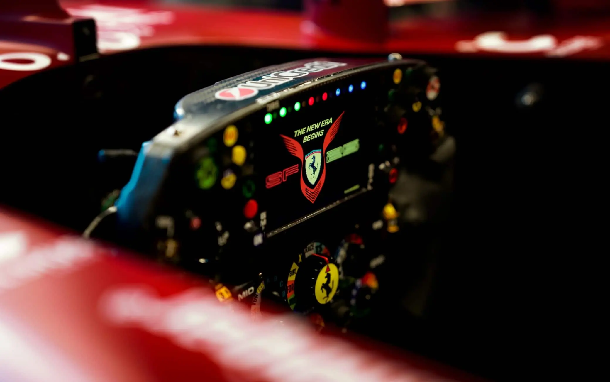 Hamilton celebra la Ferrari con il suo logo sulla SF-25