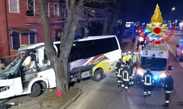 Incidente a Brescia: autobus esce di strada, un morto e feriti
