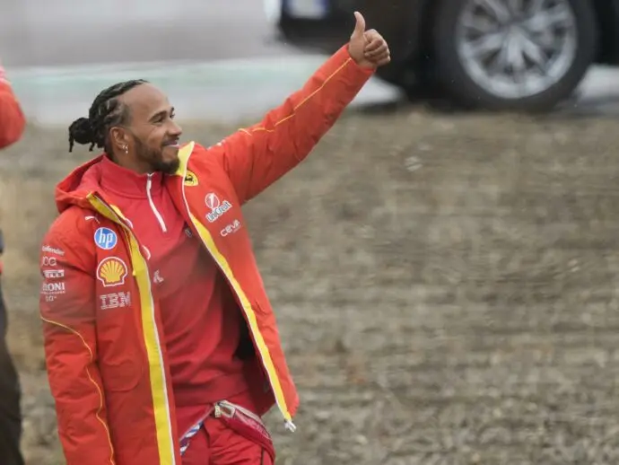 Hamilton trionfa in pole position nella gara sprint del GP di Cina