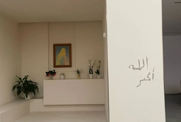 Un vandalo offende una chiesa con scritte pro Allah