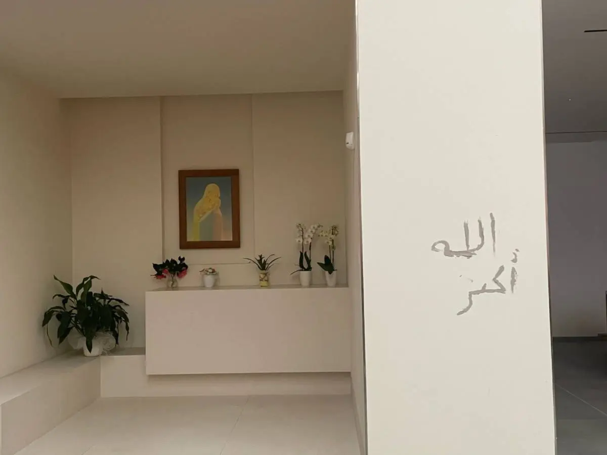 Un vandalo offende una chiesa con scritte pro Allah