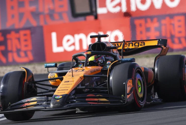 Piastri conquista la pole in Cina, Hamilton e Leclerc indietro