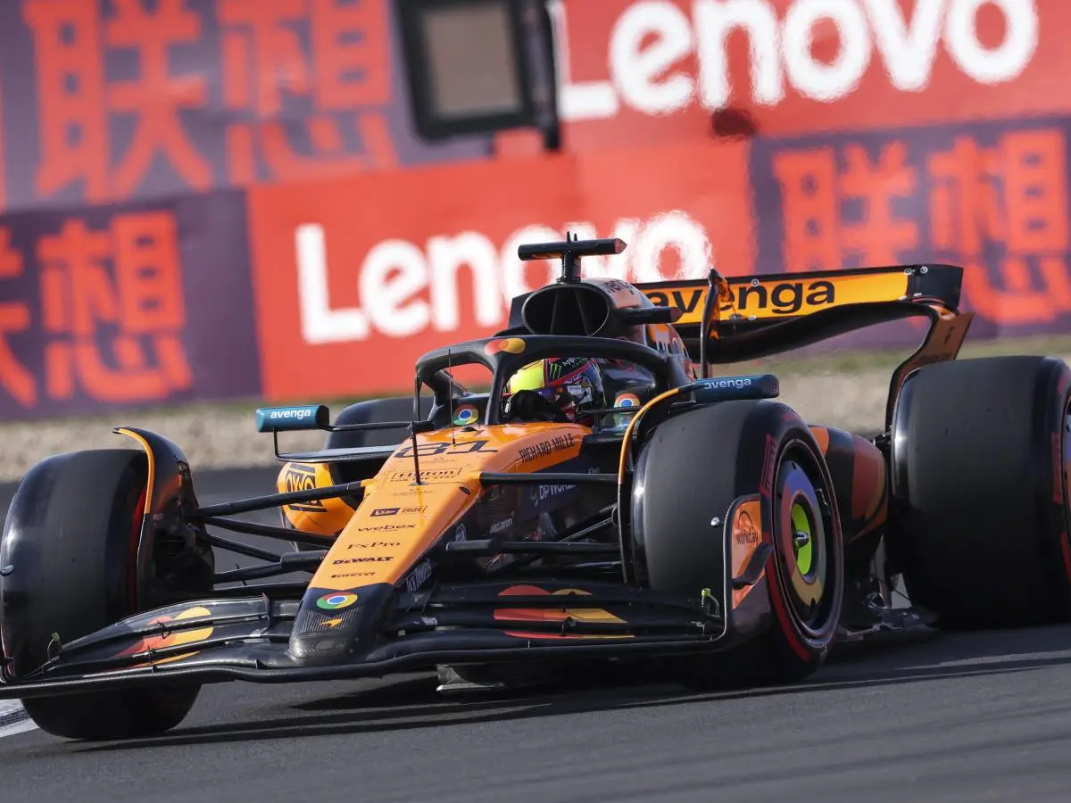 Piastri conquista la pole in Cina, Hamilton e Leclerc indietro
