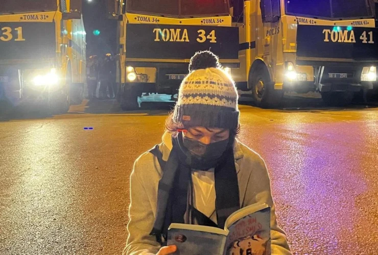 I ventenni turchi protestano per la libertà contro Erdogan
