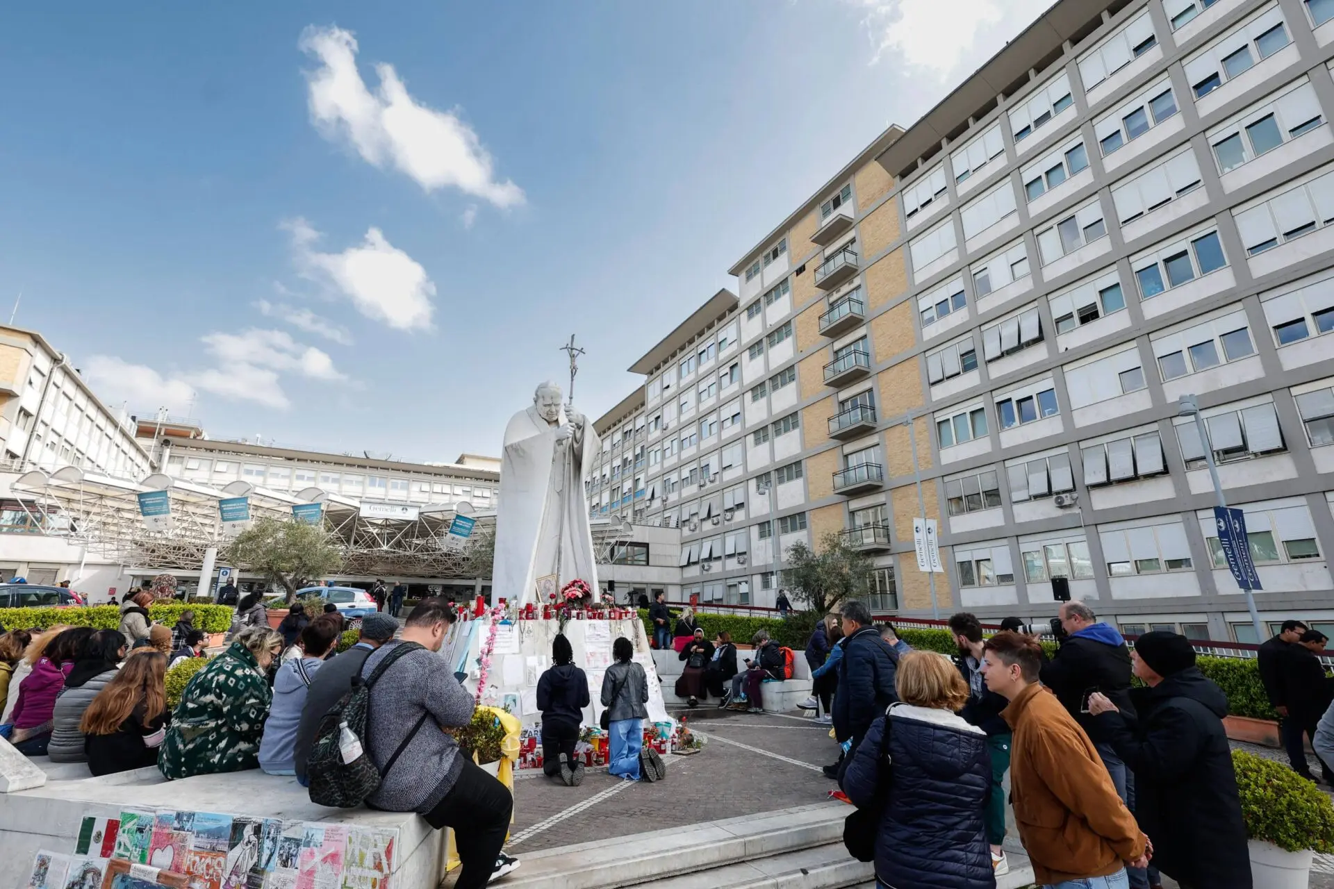 Papa Francesco lascia il Gemelli: attesa per la sua benedizione