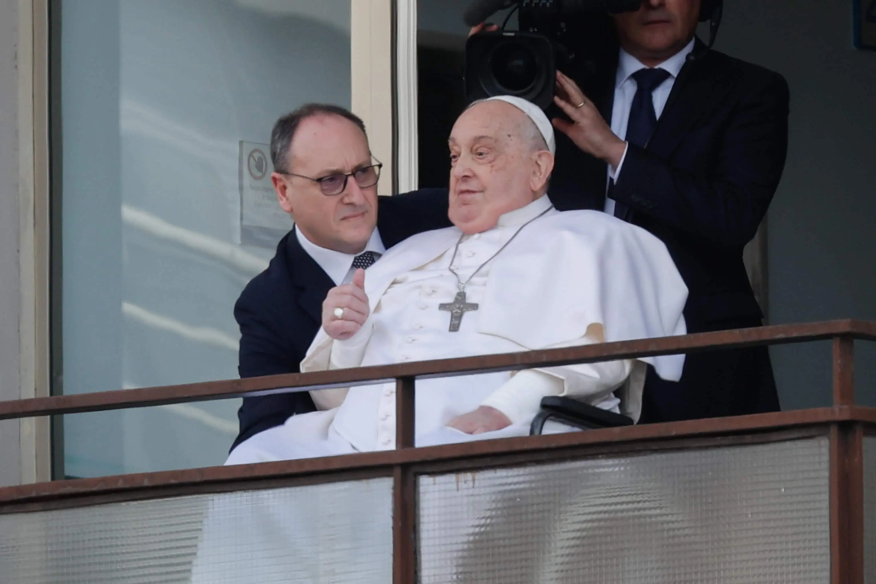 Papa Francesco ringrazia dalla finestra dopo l’intervento ai Gemelli