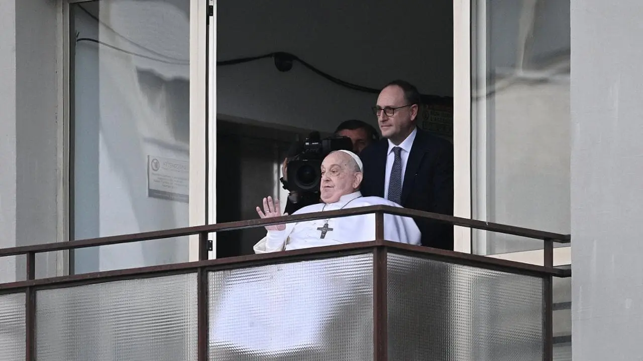 Papa Francesco ritorna in Vaticano e ringrazia dal Gemelli