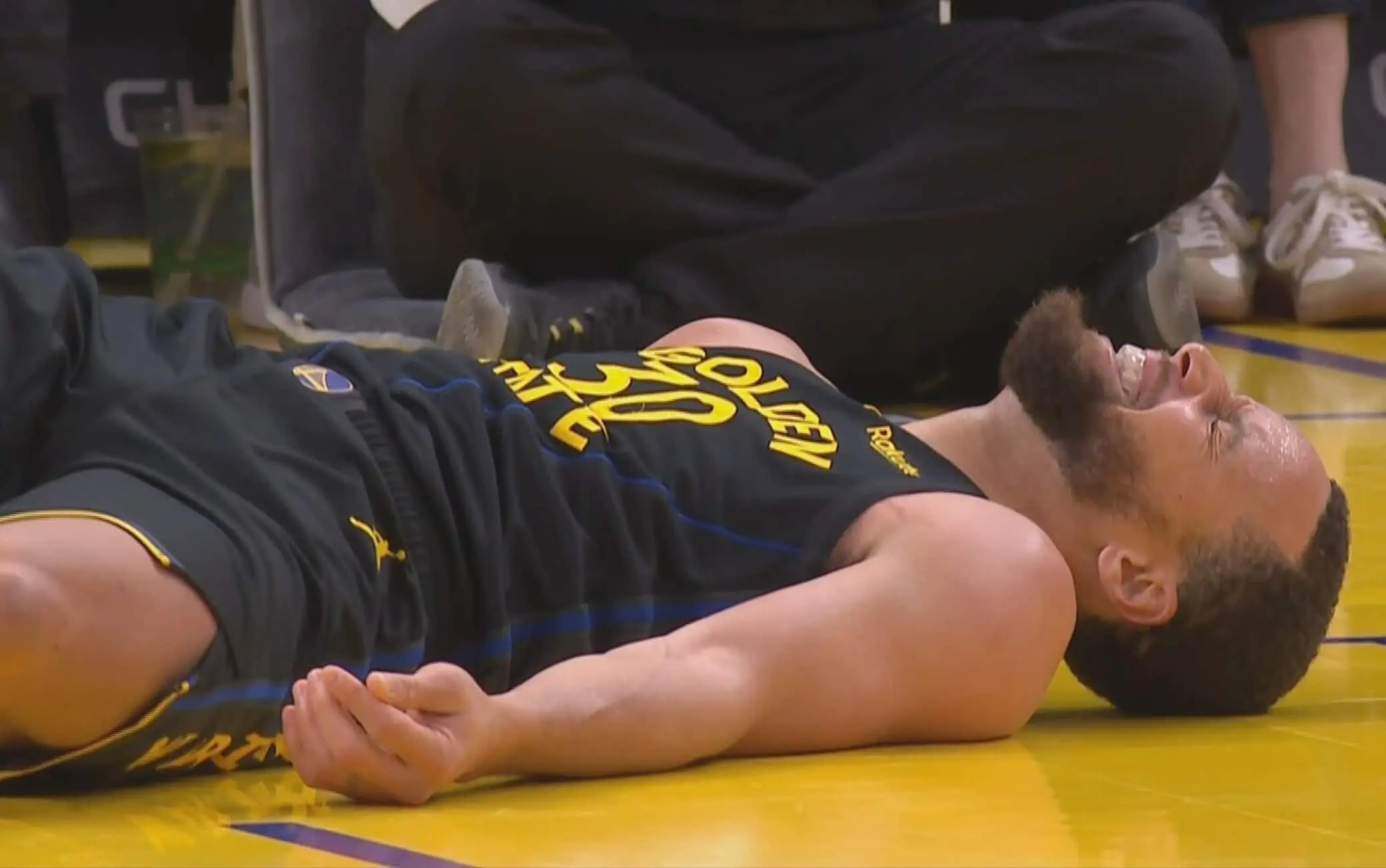 Il tiro da tunnel di Curry: un momento da ricordare in NBA