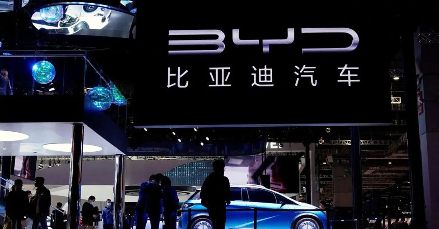 Byd oltrepassa i 100 miliardi di dollari e supera Tesla nel 2024