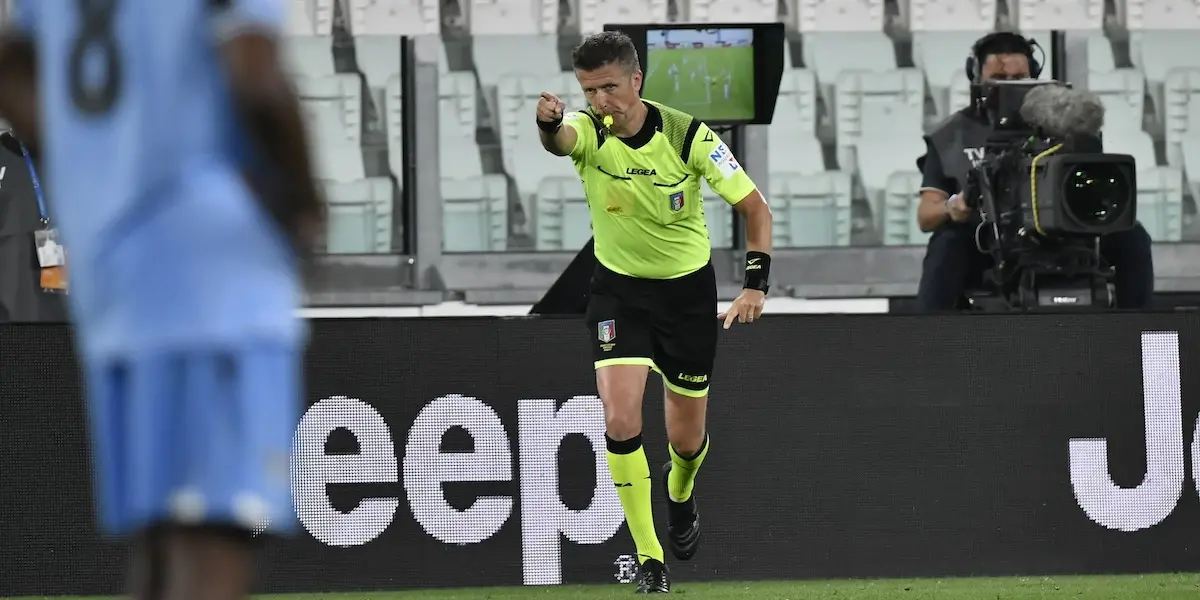 Il VAR chiarisce le sue scelte al pubblico durante la Coppa Italia