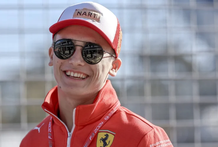 Ecco il titolo riscritto: **Dino Beganovic guida la Ferrari di Leclerc nelle prime prove del Bahrain**