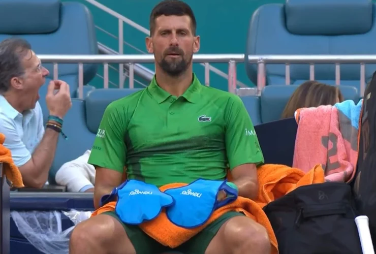 Djokovic a Miami: perché indossa guanti anche col freddo?