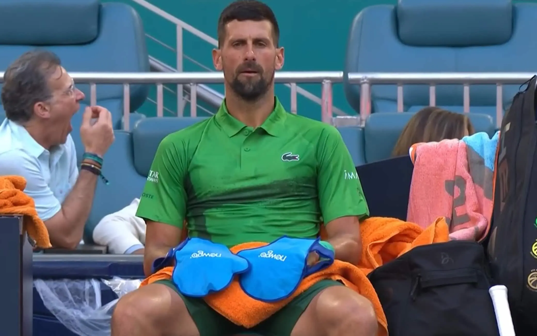 Djokovic a Miami: perché indossa guanti anche col freddo?