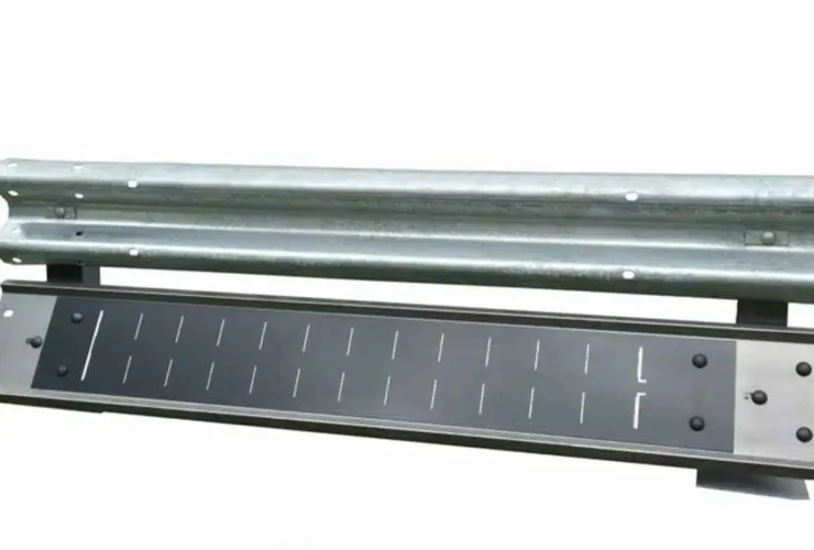 Guardrail fotovoltaici: come l’energia solare illumina le autostrade