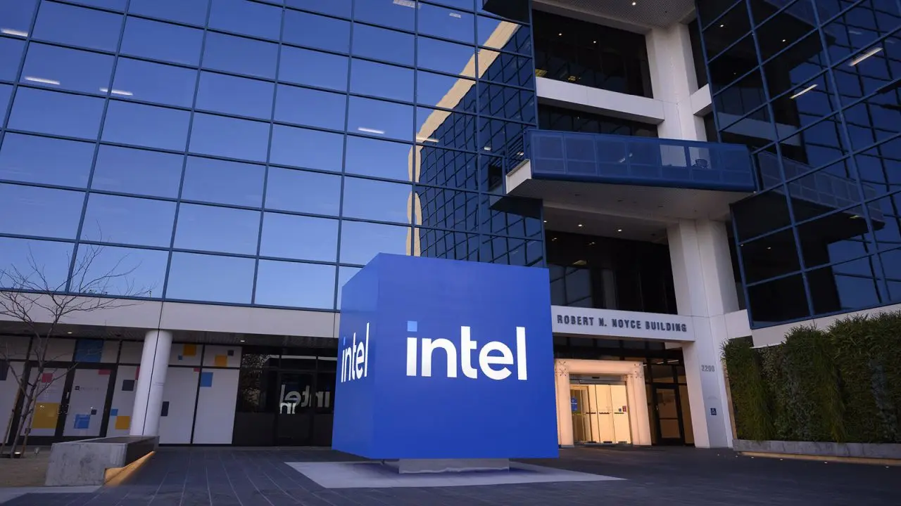 Intel cambia volto: Lip-Bu Tan saluta tre big dell’azienda!