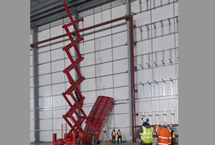 Crollo choc al cantiere Winvic: impalcatura giù dal sollevatore!